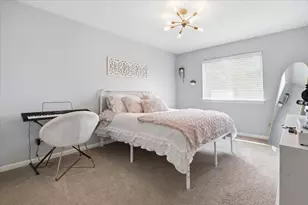 2850 Farmington Dr, Lindenhurst, IL 60046 - Photo 15