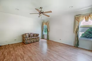 1094 Oak Wood Dr, Carol Stream, IL 60188 - Photo 5