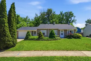 123 Edgewood Dr, Streamwood, IL 60107 - Photo 1