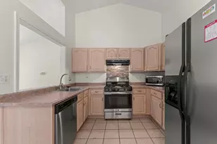 352 Danbury Dr, Naperville, IL 60565 - Photo 5