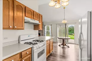 2233 Meadowview Ln, Yorkville, IL 60560 - Photo 7