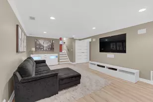 210 W Pickwick Rd, Arlington Heights, IL 60005 - Photo 9