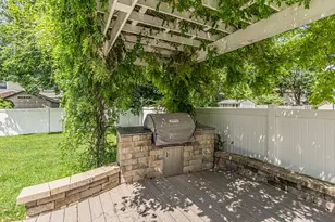 210 W Pickwick Rd, Arlington Heights, IL 60005 - Photo 29