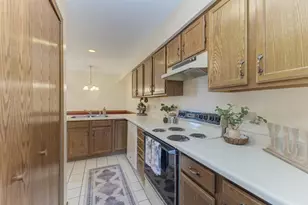 8593 Sandalwood Dr, Darien, IL 60561 - Photo 9