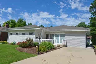 915 Adams St, Ottawa, IL 61350 - Photo 1