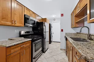 8334 Portsmouth Dr, Darien, IL 60561 - Photo 7