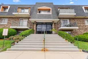 3223 W Parkway Dr, Northbrook, IL 60062 - Photo 1