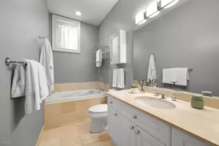 2323 W Montrose Ave, Chicago, IL 60618 - Photo 15