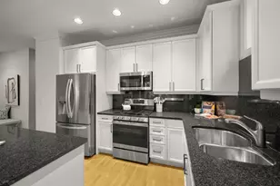2323 W Montrose Ave, Chicago, IL 60618 - Photo 9