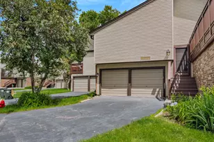 29W337 White Oak Dr, Warrenville, IL 60555 - Photo 1