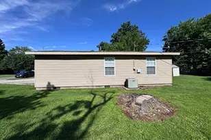 814 W Warmouth St, Salem, IL 62881 - Photo 3
