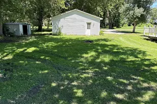 410 N 1st St, Bellflower, IL 61724 - Photo 9