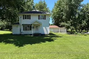 410 N 1st St, Bellflower, IL 61724 - Photo 3