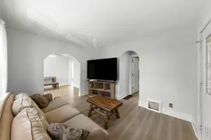123 N Calhoun St, Aurora, IL 60505 - Photo 5