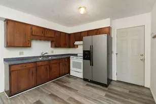 1528 N Hershey Rd, Bloomington, IL 61704 - Photo 7