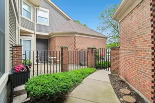955 Heathrow Ln, Naperville, IL 60540 - Photo 3