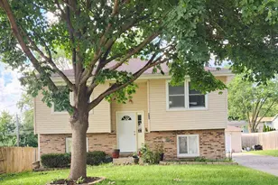 420 Robinhood Dr, Aurora, IL 60505 - Photo 1