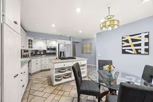 1 Maple Tree Ct, Elmhurst, IL 60126 - Photo 5
