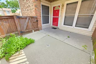 1950 Kenilworth Cir, Hoffman Estates, IL 60169 - Photo 3