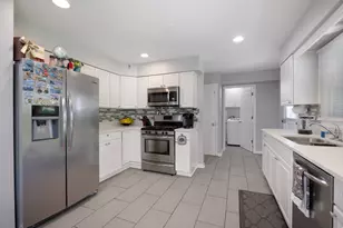 1116 Maple Ln, Elk Grove Village, IL 60007 - Photo 11