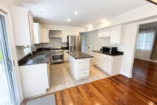 1925 Cloverdale Ct, Schaumburg, IL 60194 - Photo 11