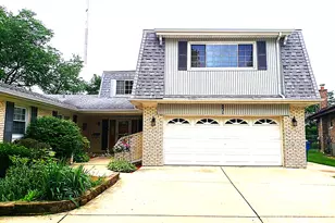 831 W Heritage Dr, Addison, IL 60101 - Photo 1