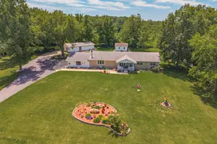 1604 6 Points Rd, Bloomington, IL 61701 - Photo 3