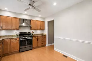 1150 Oakview Dr, Wheaton, IL 60187 - Photo 9