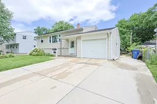 1412 Windsor Cir, Carpentersville, IL 60110 - Photo 3