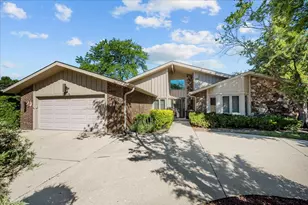 1426 Lorete Ln, Northbrook, IL 60062 - Photo 1