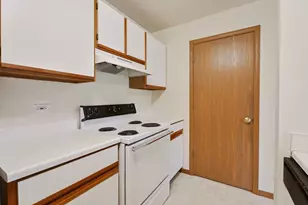 330 Leah Ln, Woodstock, IL 60098 - Photo 3