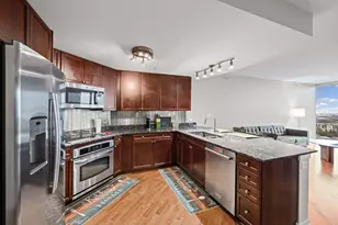 807 Davis St, Evanston, IL 60201 - Photo 3