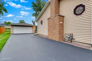 7831 Sprucewood Ave, Woodridge, IL 60517 - Photo 21