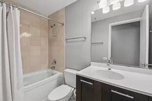 240 E Illinois St, Chicago, IL 60611 - Photo 17