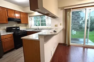 1404 W Sapphire Dr, Hoffman Estates, IL 60192 - Photo 9