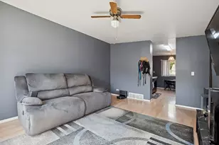4028 Oxford Ct, Streamwood, IL 60107 - Photo 3