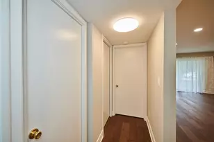 7074 N Ridge Blvd, Chicago, IL 60645 - Photo 9