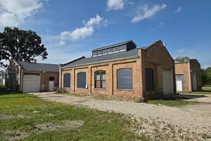 542 Washington St, Woodstock, IL 60098 - Photo 1