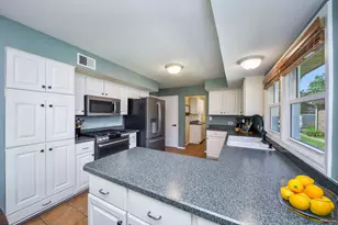 588 Williamsburg Rd, Glen Ellyn, IL 60137 - Photo 19