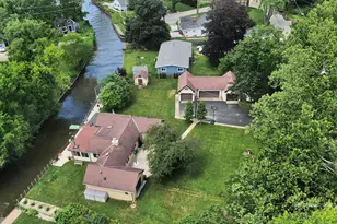9425 Byrne Dr, Fox River Grove, IL 60021 - Photo 3