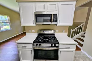 210 Redwood Ct, Vernon Hills, IL 60061 - Photo 9