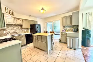 221 Rowe Dr, Bloomington, IL 61701 - Photo 5
