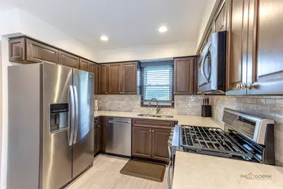 135 Newtown Drive, Buffalo Grove, IL 60089 - Photo 13