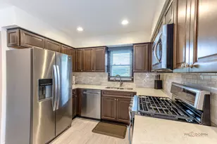 135 Newtown Dr, Buffalo Grove, IL 60089 - Photo 13