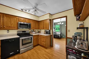 902 E Vine St, Leroy, IL 61752 - Photo 9