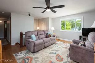 1701 Hartmann Dr, Schaumburg, IL 60193 - Photo 3