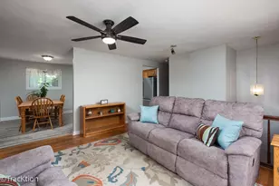 1701 Hartmann Dr, Schaumburg, IL 60193 - Photo 5
