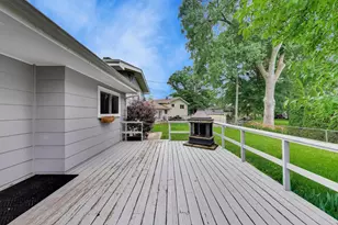 2401 E Thornwood Dr, Lindenhurst, IL 60046 - Photo 25