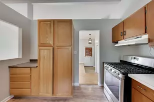 2401 E Thornwood Dr, Lindenhurst, IL 60046 - Photo 9