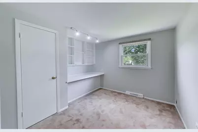 2401 E Thornwood Drive, Lindenhurst, IL 60046 - Photo 13